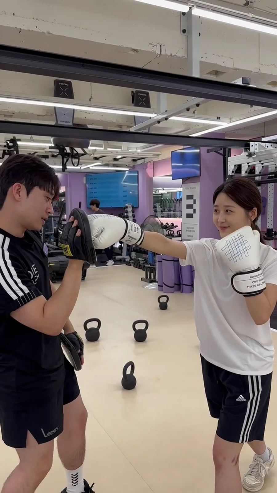 회원이 코치 미트를 치는 실제 수업